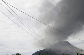مسئول إندونيسي: نقل السكان المتضررين جراء ثوران بركان روانج سولاويسي