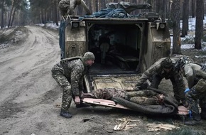 "الغارديان": أوكرانيا تواجه صعوبات متزايدة في تعبئة جيشها