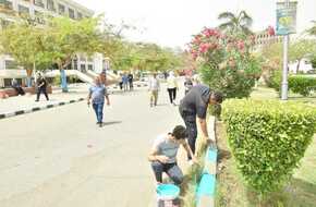 طلاب جامعة أسيوط يشاركون في التحول الأخضر وتجميل الحرم الجامعي | المصري اليوم
