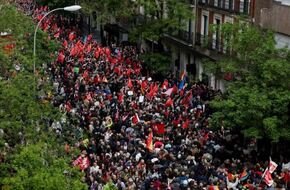 آلاف المتظاهرين يطالبون رئيس الوزراء الإسباني بعدم تقديم استقالته
