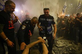 الشرطة الإسرائيلية تعتقل زوجة أسير في غزة خلال مظاهرات تل أبيب