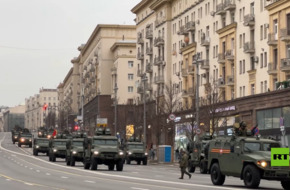 قافلة معدات عسكرية تجوب وسط موسكو في إطار التحضير للعرض العسكري بمناسبة عيد النصر