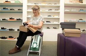 أقدم بائعة أحذية عاطلة عن العمل بسبب «التسوق أونلاين» 