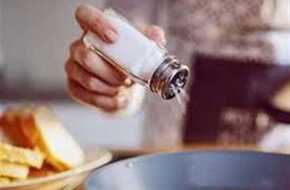 «يتسبب في وفاة 2.5 مليون شخص سنويًا».. «الصحة» تحذر من الإفراط في تناول الملح | المصري اليوم