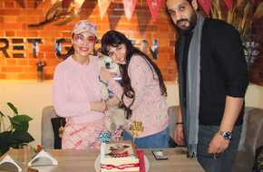 دوللي شاهين تحتفل بعيد ميلاد كلبها فرج (صور) | المصري اليوم