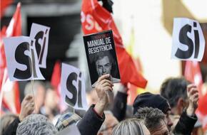 مظاهرات حاشدة في إسبانيا لدعم رئيس الحكومة بعد نبأ التنحي