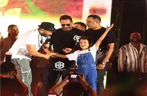 تامر حسني يفي بوعده  ويغني مع الطفل آسر في مهرجان المدارس| صور