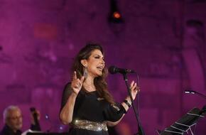 نادية مصطفى تغني «كل دقة في قلبي» لنازك في ثاني حفلات 100 سنة غنا