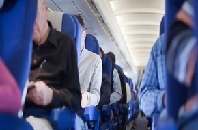 أستاذ مخ وأعصاب: الجلوس لساعات طويلة في الطائرة يسبب جلطة القدم