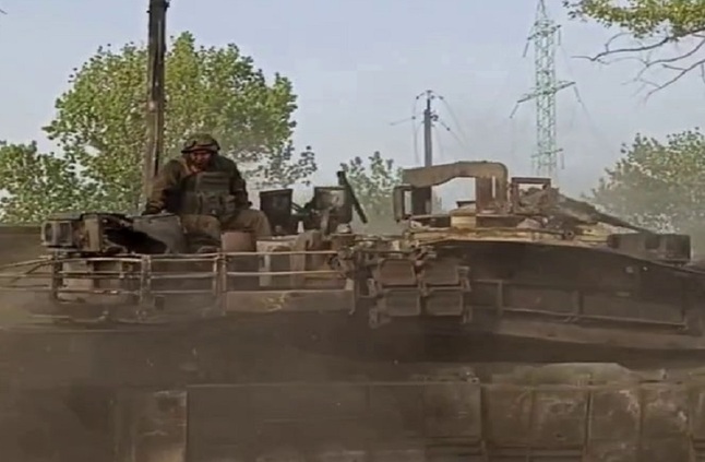 القوات الروسية تسحب أول دبابة "أبرامز" اغتنمتها في دونيتسك (فيديو)