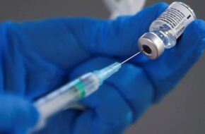 مسئول بالمصل واللقاح: الآثار الجانبية المميتة لتطعيم أسترازينيكا نادرة الحدوث