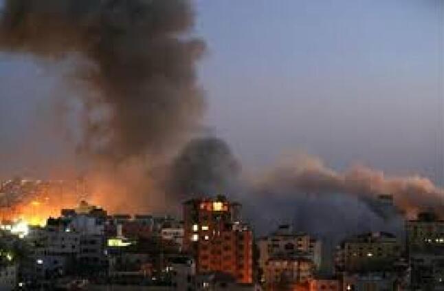 طيران الاحتلال يشن غارة على منطقة المواصى غرب مدينة رفح جنوب قطاع غزة | ميديا وتوك شو | الصباح العربي