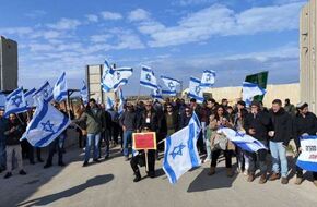 متظاهرون إسرائيليون يمنعون دخول شاحنات المساعدات من الأردن إلى غزة