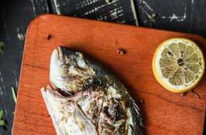 طريقة عمل السمك المشوي بالردة.. أكلة خفيفة ومغذية - اليوم السابع