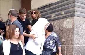 يسرا اللوزي ترتدي الأبيض في جنازة والدتها  | المصري اليوم