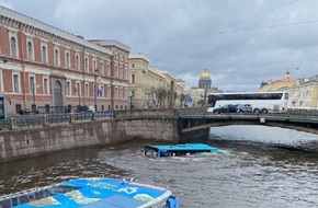 حادث مروع في سان بطرسبورغ.. حافلة تسقط في النهر وفرق الطوارئ تسابق الزمن لإنقاذ ركابها
