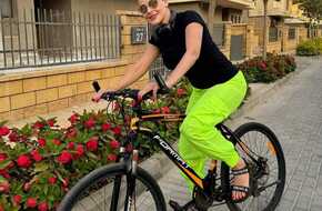 كارول سماحة تشارك جمهورها بأحدث ظهور لها وهي تمارس رياضة ركوب الدراجات