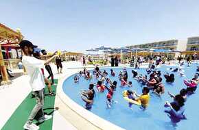فرق «الترفيه» ينتشرون على الشواطئ وحمامات السباحة لإسعاد النزلاء | المصري اليوم