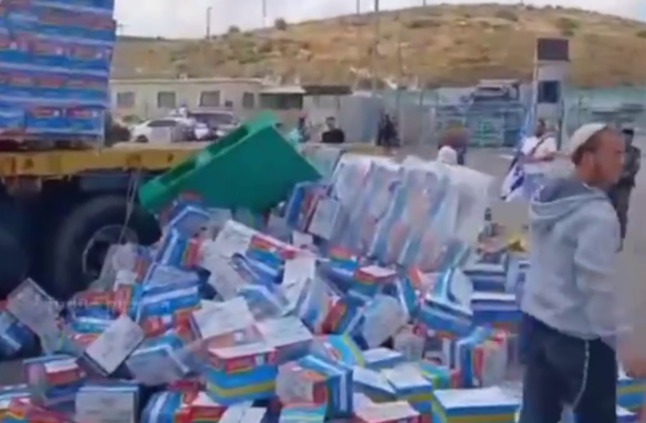 المستوطنون ينهبون شاحنات المساعدات الإنسانية المتجهة إلى غزة (فيديو)