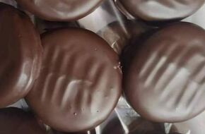 طريقة عمل كرات الشوكولاتة بالبسكويت..  «حضريها في دقائق»