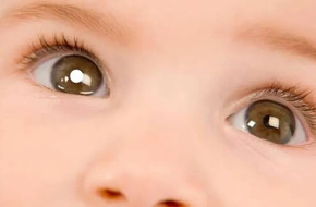 انتبه لظهور نقطة بيضاء في عين الطفل.. قد تكون مؤشرا لمرض خطير