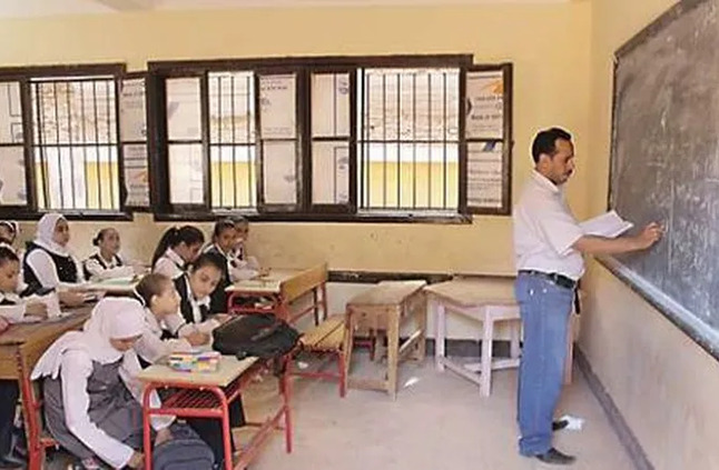 فقر المعلمين يجهض آمال تطوير التعليم.. والوزارة عاجزة | أهل مصر