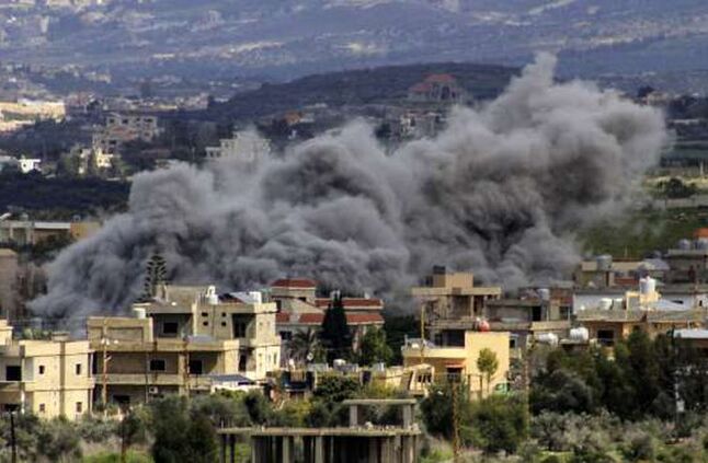 إعلام لبناني: فرق الدفاع المدني تكافح لإخماد حرائق اندلعت بسبب قصف إسرائيلي 