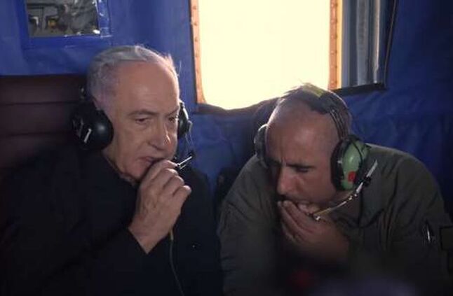 بعد مقتل جنوده بـ«نيران صديقة».. نتنياهو يتفقد قطاع غزة من طائرة (فيديو)