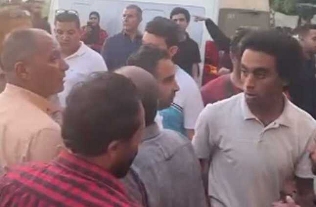 انتهاء صلاة الجنازة على زوجة أحمد عدوية وتشييع الجثمان إلى مقابر العائلة (صور وتفاصيل) | المصري اليوم
