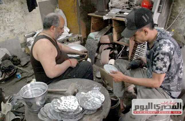 صناعة الأوانى من الألومنيوم.. حرفة تتوارثها الأجيال | المصري اليوم