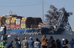 إزالة جزء من جسر بالتيمور بالمتفجرات في محاولة لتحرير سفينة "دالي" العالقة (فيديو)