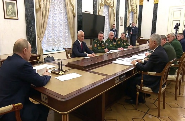 لا تغييرات في هيئة الأركان.. بوتين يجتمع بقادة المناطق العسكرية الروسية ويؤكد "سير العمل حسب الخطة"
