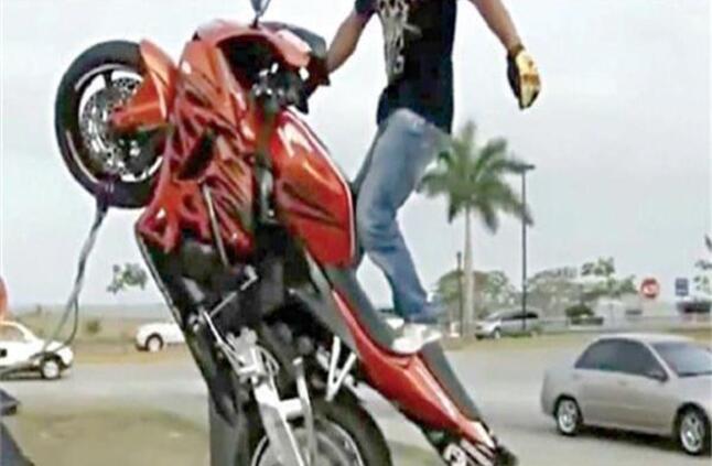 كشف ملابسات فيديو عبر «فيس بوك» تضمنت قيام قائد دراجة نارية بحركات إستعراضية بالدقهلية
