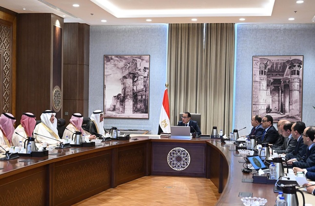 رئيس الوزراء يبحث مع مسئولين سعوديين أوجه التعاون المشترك وزيادة الاستثمارات | أموال الغد
