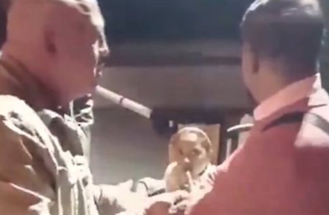 فيديو يُقطع القلب.. ضرب مصري أمام ابنته القعيدة في تركيا: من أنت؟