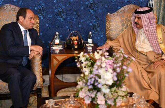 الرئيس السيسي يلتقي عاهل البحرين على هامش أعمال الدورة الـ33 للقمة العربية