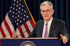 رئيس الفيدرالي الأمريكي يرجح بقاء أسعار الفائدة مرتفعة