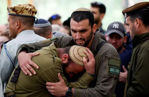 «القاهرة الإخبارية»: فصائل فلسطينية تستهدف قوة إسرائيلية تحصنت بمبنى بجباليا