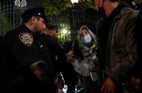 شرطة نيويورك تقتحم مقر اعتصام الطلاب المؤيدين للفلسطينيين بجامعة كولومبيا | أخبار عالمية | الصباح العربي