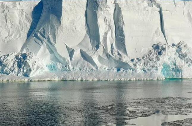 باحثون يحذرون من حدوث زلزال جليدية في القارة القطبية الجنوبية