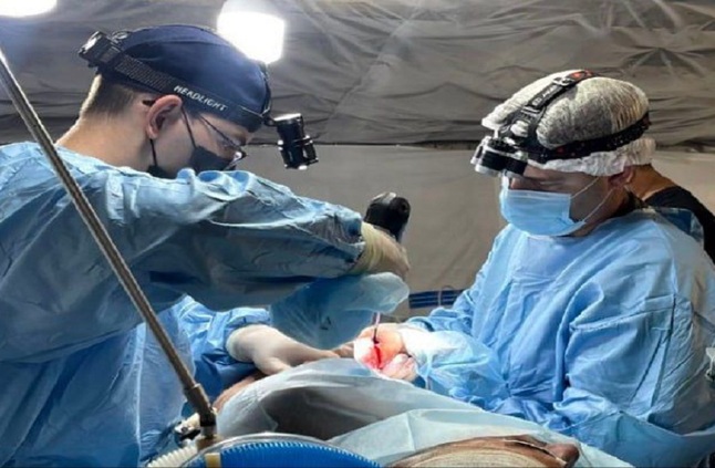 جراح عسكري روسي ينتشل صاعقا من ساق جندي جريح