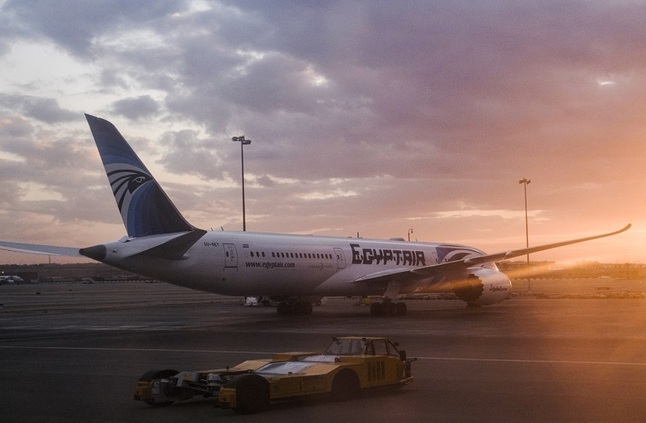 مسافرة تتقدم بشكوى ضد شركة "مصر للطيران" بسبب "دودة في وجبة طعام"
