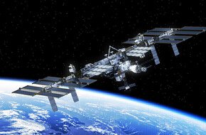 قمر صناعي يلتقط صورة فريدة لمحطة الفضاء الدولية من مسافة قريبة