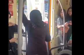 نساء يطردن سيدة سورية وأطفالها من المترو في دولة إسلامية (فيديو) | المصري اليوم