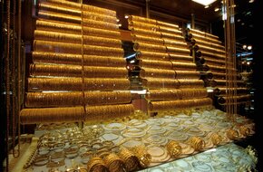 تراجع أسعار الذهب من أعلى مستوياتها