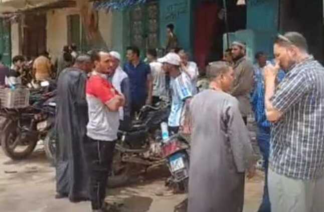 انهيار أهالى ضحايا «معدية أبو غالب» أمام المشرحة انتظارًا لتسلم جثث ذويهم  | المصري اليوم