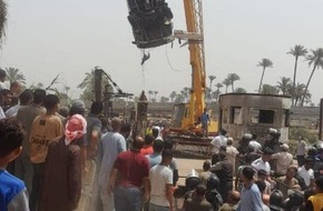 عاجل.. وفاة 15 فتاة في حادث سقوط حافلة في نهر النيل