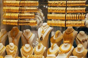 شعبة الذهب: انخفاض بالأسعار خلال التعاملات المسائية مع تراجع الأوقية عالميا