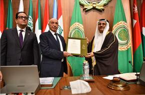 البرلمان العربي يمنح رئيس مجلس النواب الليبي وسام التميز العربي 