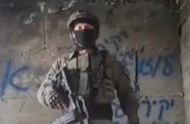 صحيفة إسرائيلية: القبض على الجندي الملثم صاحب "فيديو التمرد" وكشف ماضيه